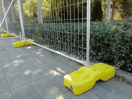 Outdoor Windproof Privacy Fence 42mm OD Galvanized Temporary Fence On Concrete